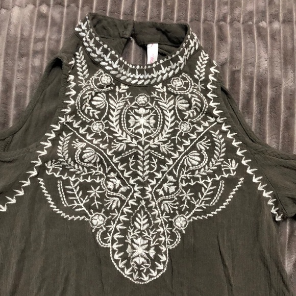 Olive open shoulder long sleeve - Picture 3 of 3